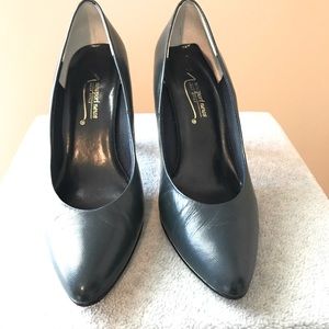 Newport News Easy Style Navy Pump size 9